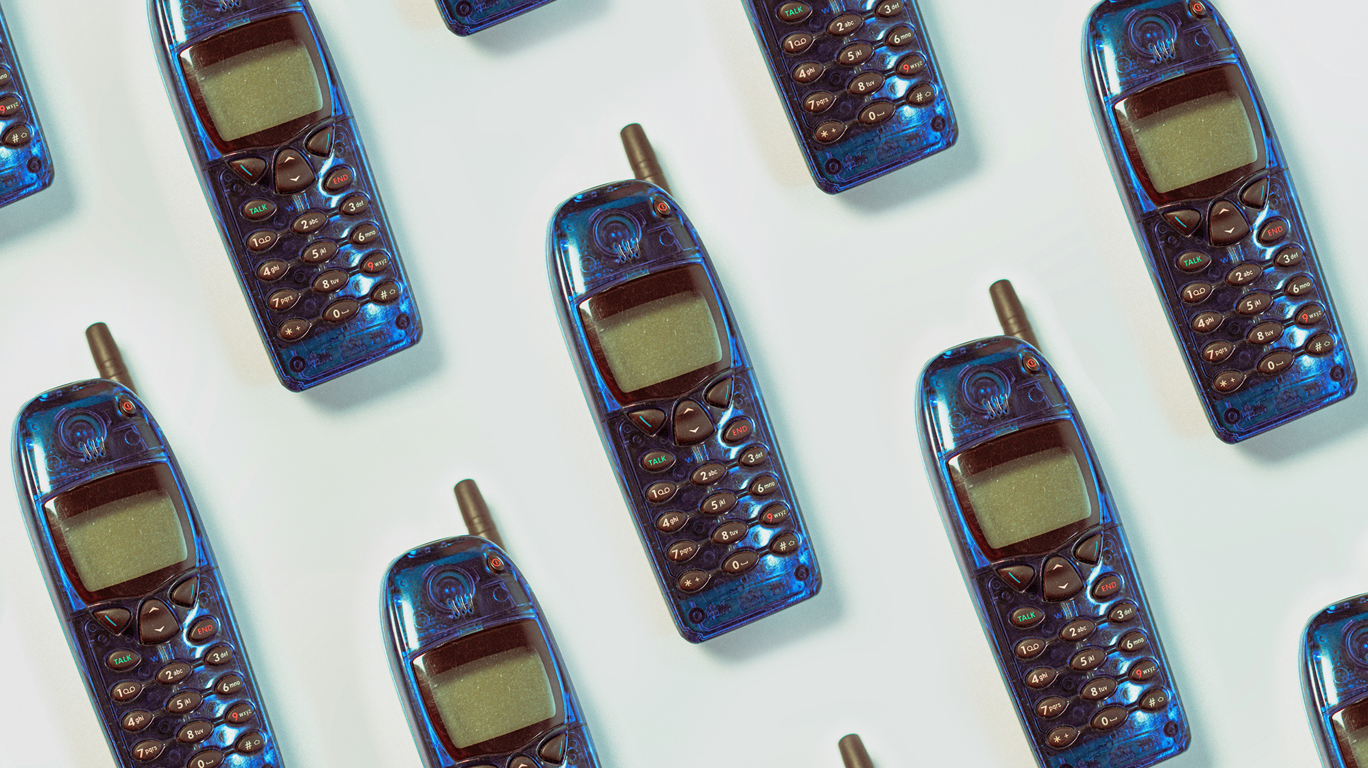 Introducing Dumbphones: the Anti-Smartphone Trend for Tech Detoxing