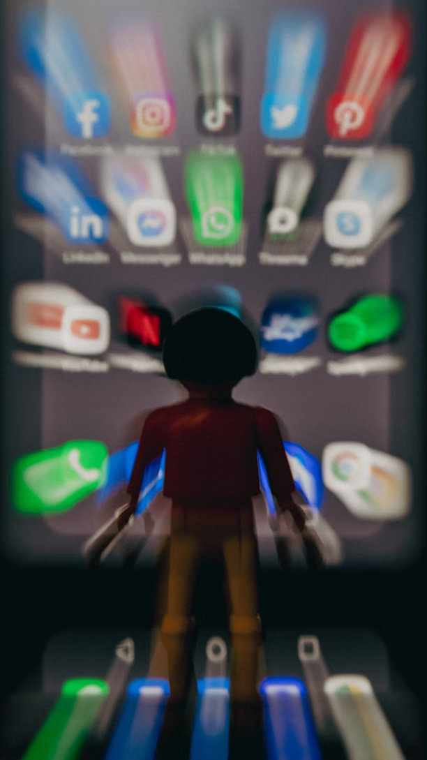 Phone screen showing multiple installed apps, illustrating cluttered storage