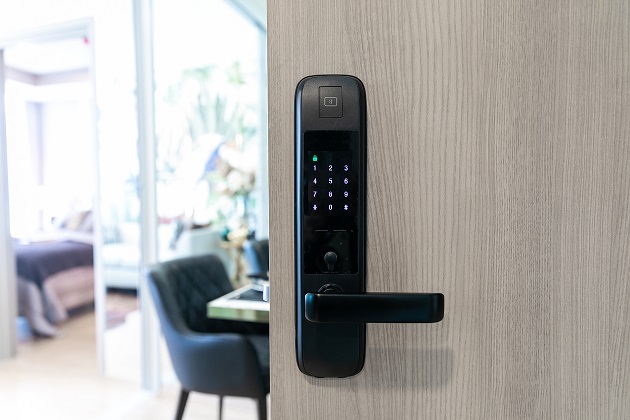 A door lock with a keypad

Description automatically generated